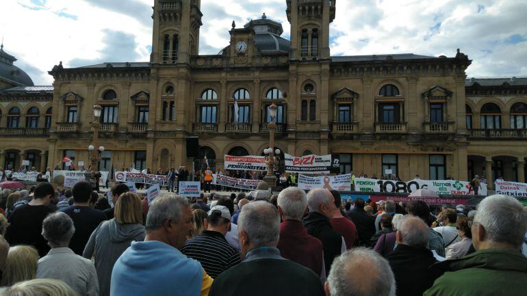 Cerca de 30 mil jubilados se concentran frente al Ayuntamiento de Donostia para exigir pensiones dignas 