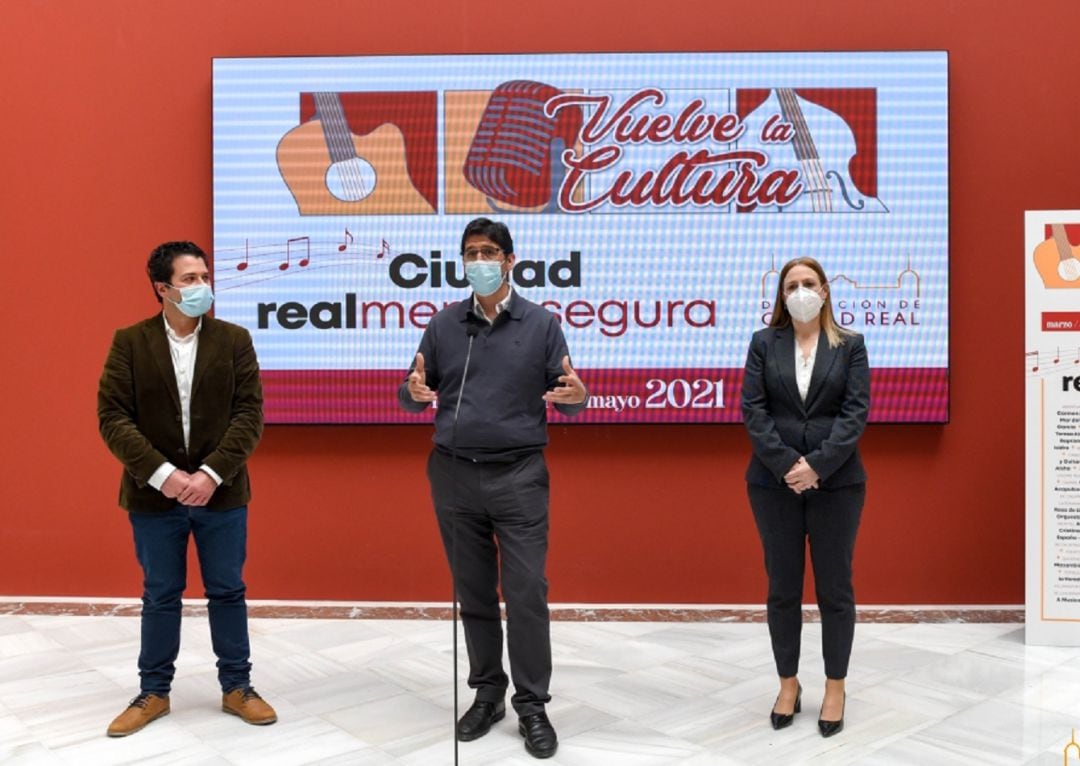 Jose Manuel Caballero, presidente de la Diputación junto a sus vicepresidentes, dando a conocer la nueva edición de &quot;Ciudad Real realmente segura&quot;