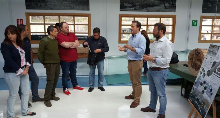 Reunión del delegado de fomento y vivienda Rafale Valdivielso y alcalde de Cazorla, Antonio José Rodriguez con los vecinos de Vadillo Castril para presentarles el proyecto de urbanizacion de la pedania de La Iruela en 2016