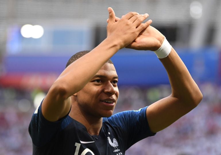 Mbappé aplaude al ser sustituido