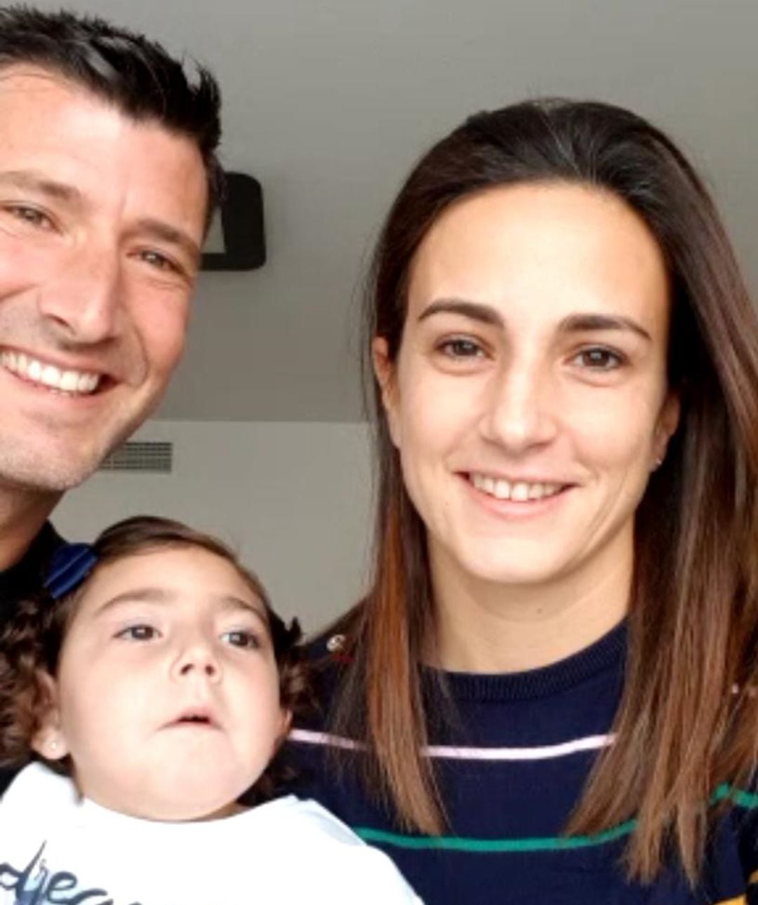 Zoe junto a Pablo y Ainhoa, sus padres