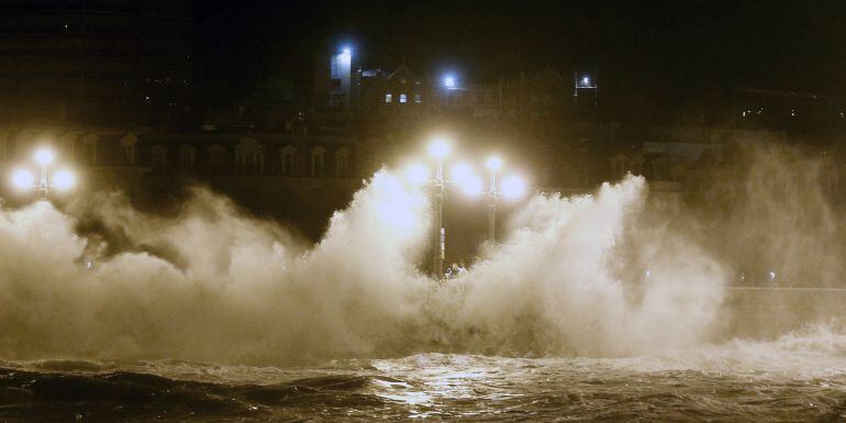 Una gran ola rompe contra el Puente de Santa Catalina de San Sebastián, donde la pasada madrugada se ha activado la alerta roja por fuerte oleaje coincidiendo con el horario de la pleamar. EFE Juan Herrero