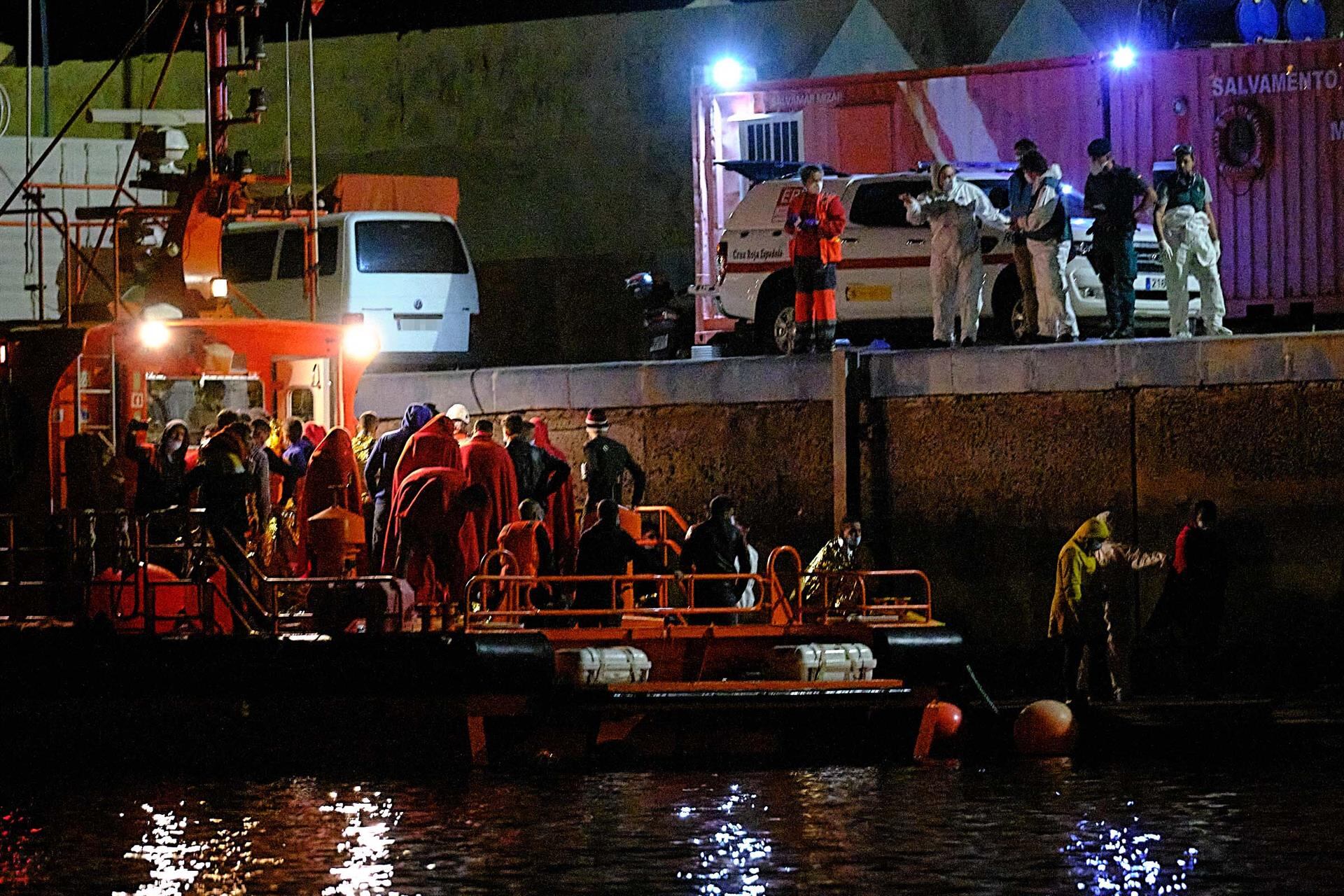 Un grupo de inmigrantes rescatados en el Puerto de Gran Tarajal, a 2 de febrero de 2022, en Fuerteventura