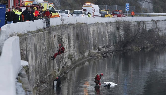 Cuatro personas, dos de ellas menores, han muerto al caer al río Ter la furgoneta en que viajaban cuando circulaba por la carretera C-17 a su paso por Les Llosses (Girona).