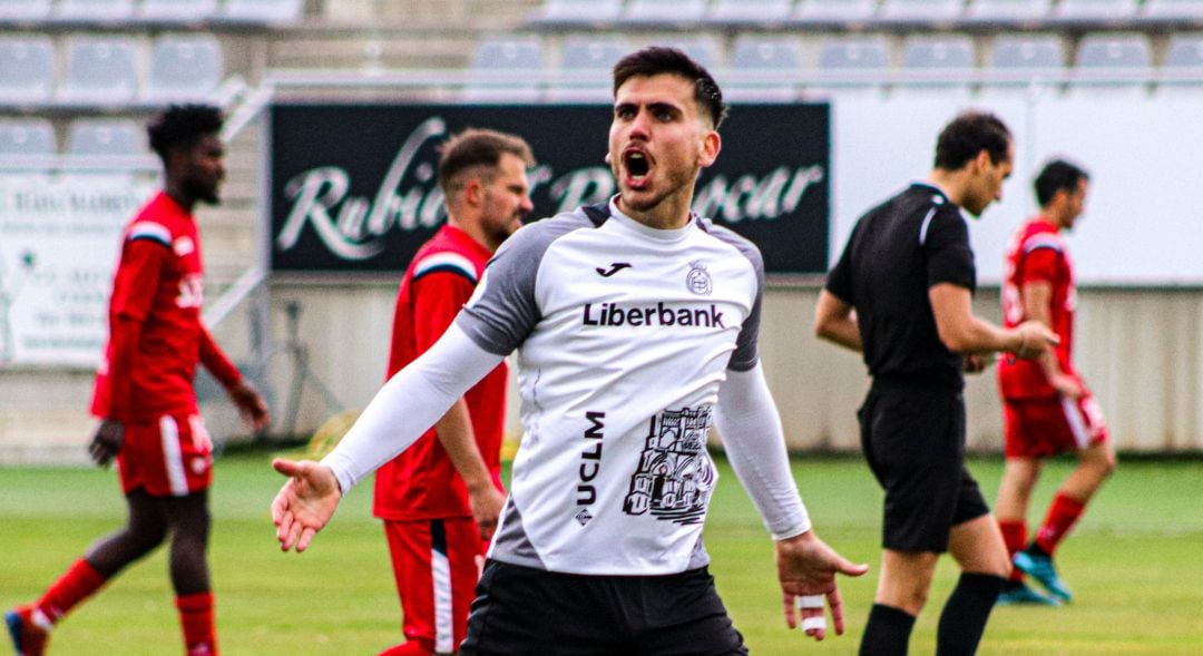 Paco Tomás celebrando un gol en la Fuensanta