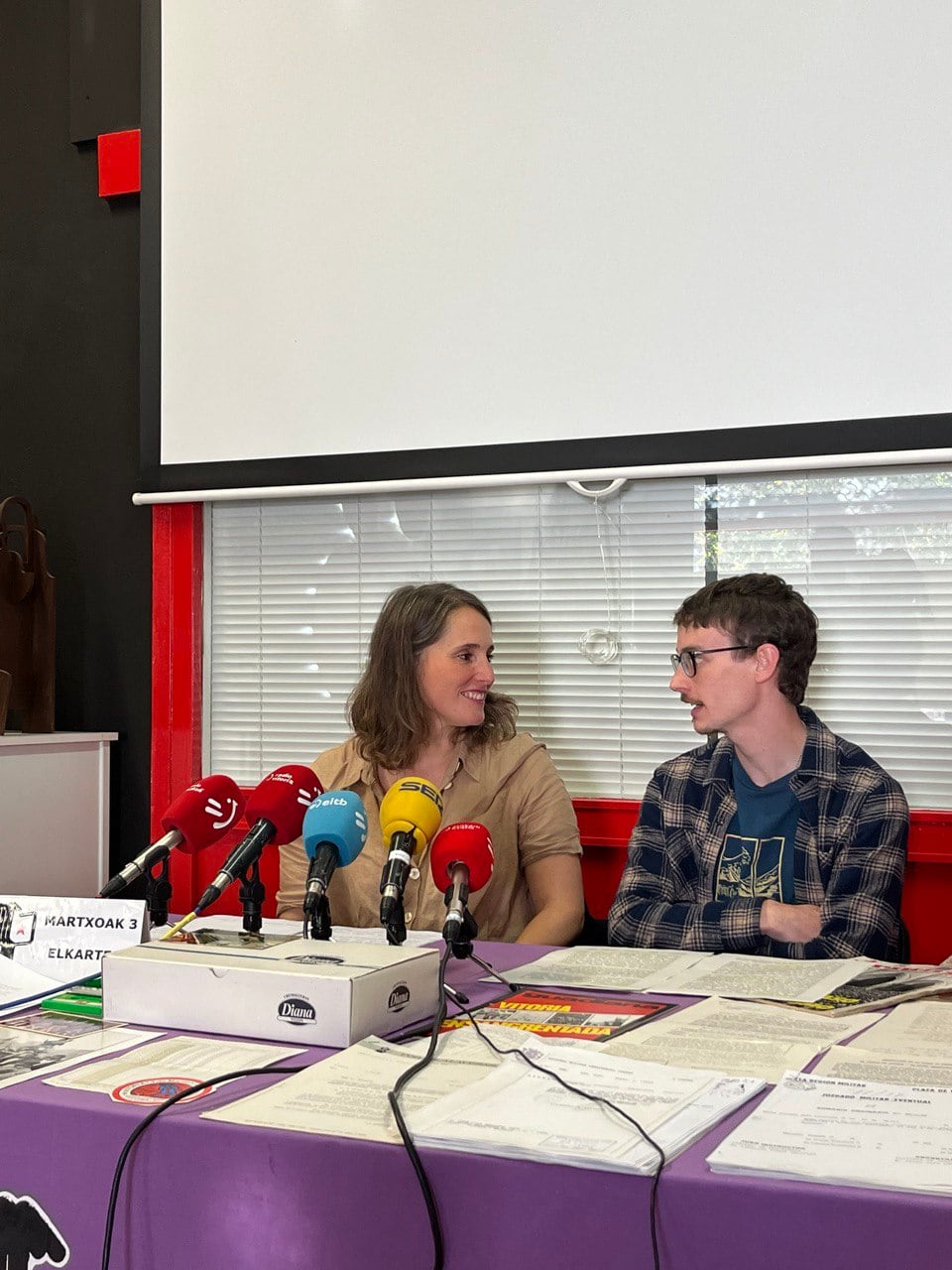 Nerea Martínez Aranburuzabala y Julen Diaz de Argote, en la sede de la Asociación 3 de Marzo