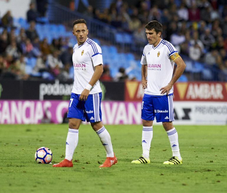 Jordi Xumetra (izq.) y Alberto Zapater (drch.) en un partido de liga en el estadio municipal de La Romareda