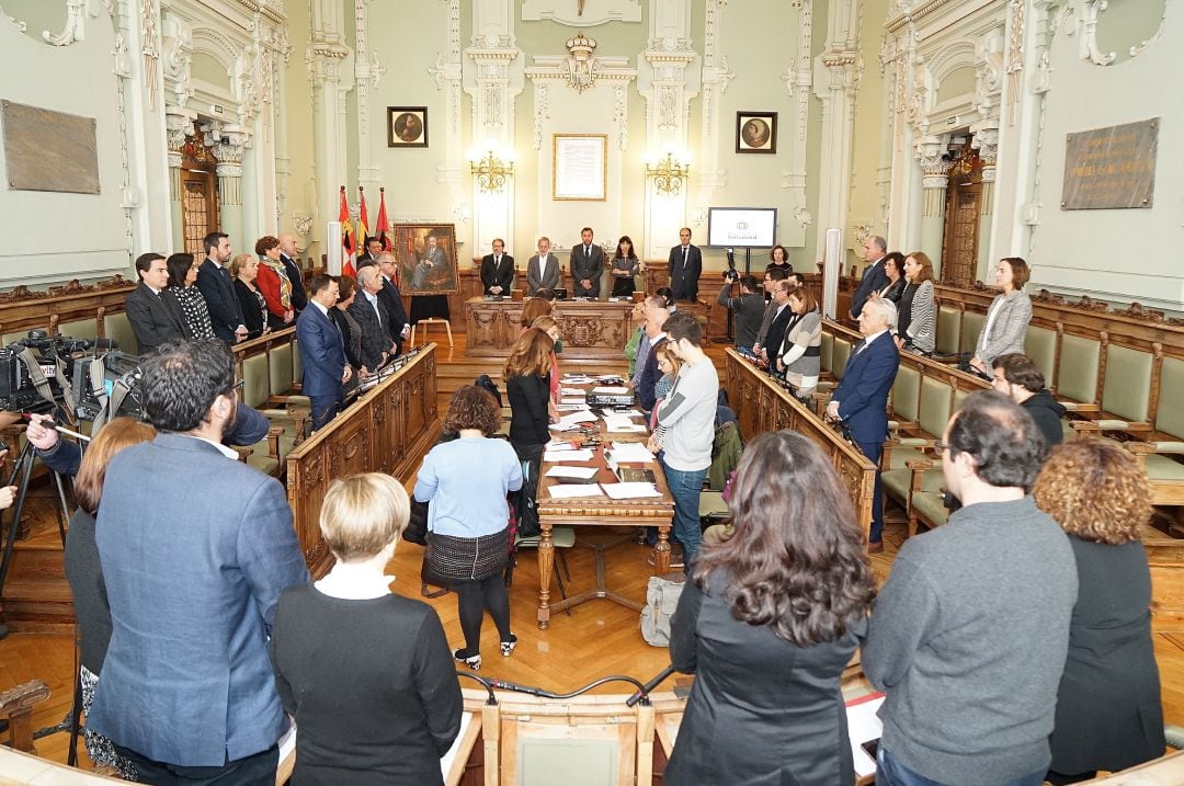 Minuto de silencio previo al pleno del Ayuntamiento, con el retraso del exalcalde, Tomás Rodríguez Bolaños, junto a las banderas con el crespón negro