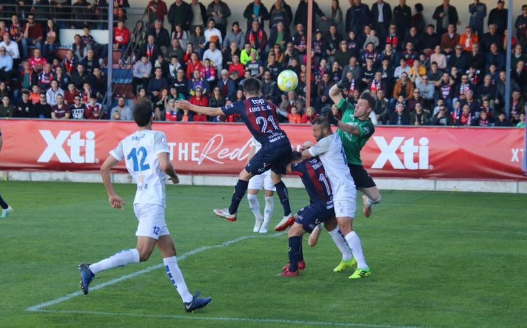 Salcedo disputa un balón