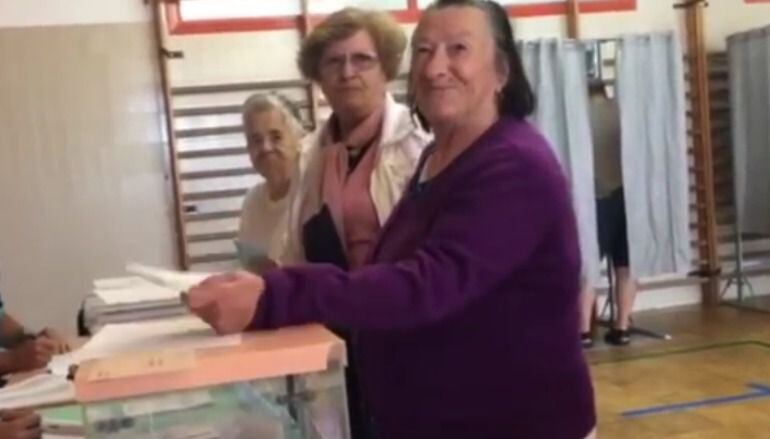 En el vídeo se puede observar como una anciana es conducida a la mesa electoral que le corresponde