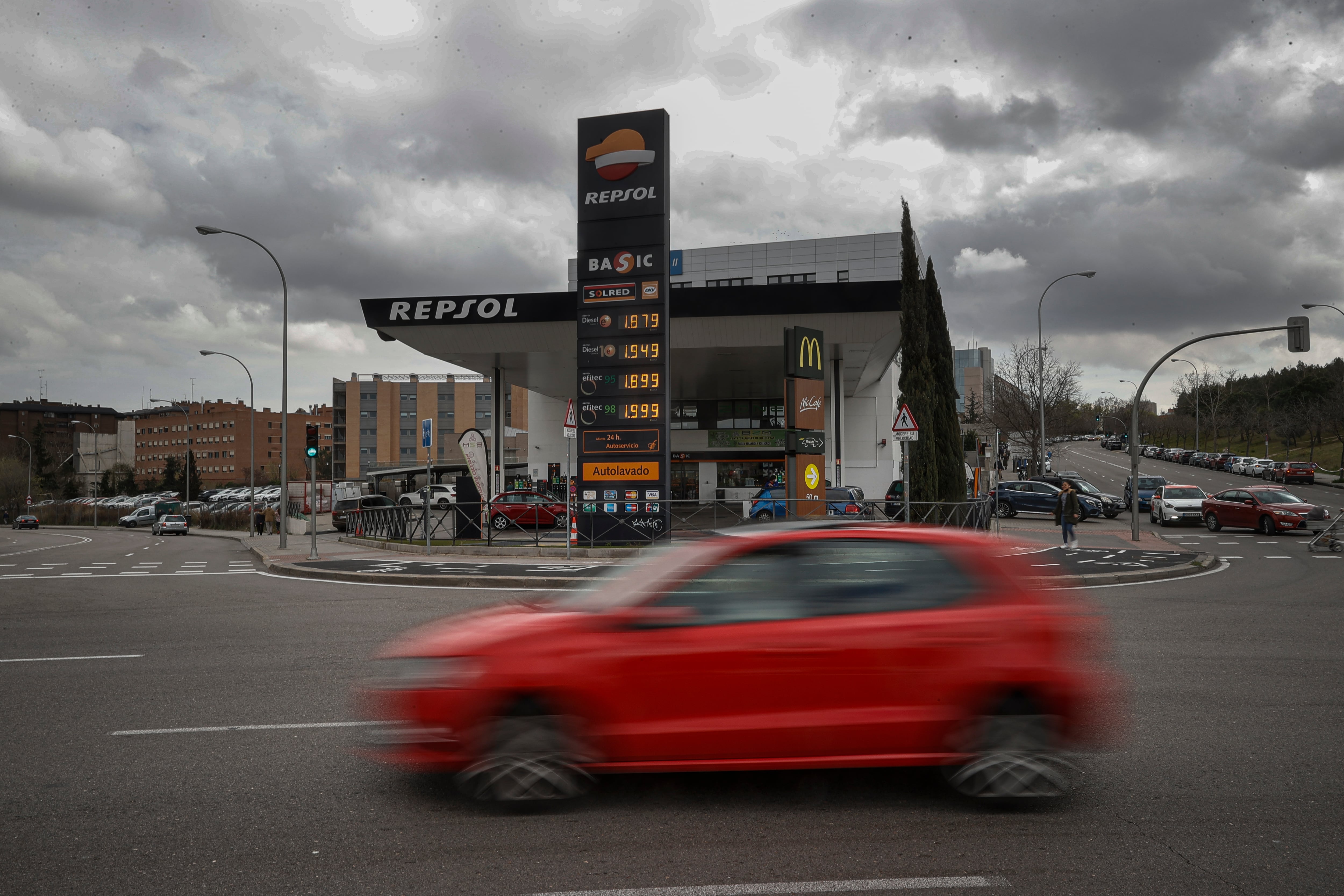 El gasóleo, el combustible de automoción más consumido en España, se vende ya por encima de los dos euros el litro en más de ochenta gasolineras del país, un cifra que en tan solo 24 horas se ha multiplicado por diez.