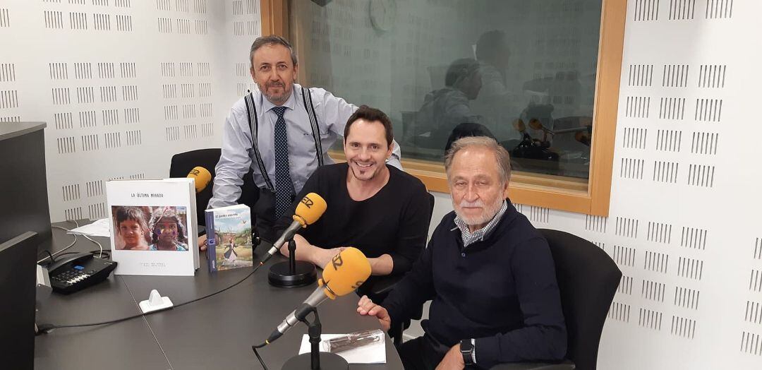 Raúl Herranz y Javier Callejo junto a Chema Contreras (de pie) director de &#039;Rincón Literario&#039;.