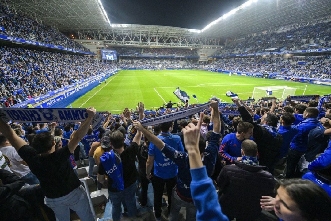 La afición azul durante un partido en el Tartiere