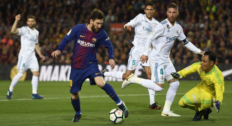 Messi, ante Keylor Navas y Sergio Ramos en un Clásico entre Barcelona y Real Madrid.