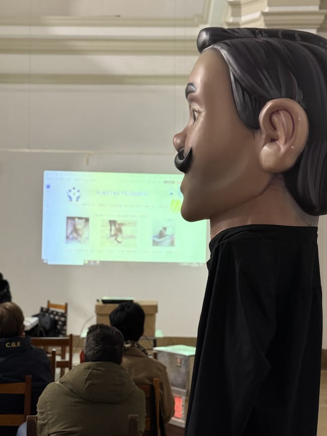 Momento de la charla en la ermita de San Antón