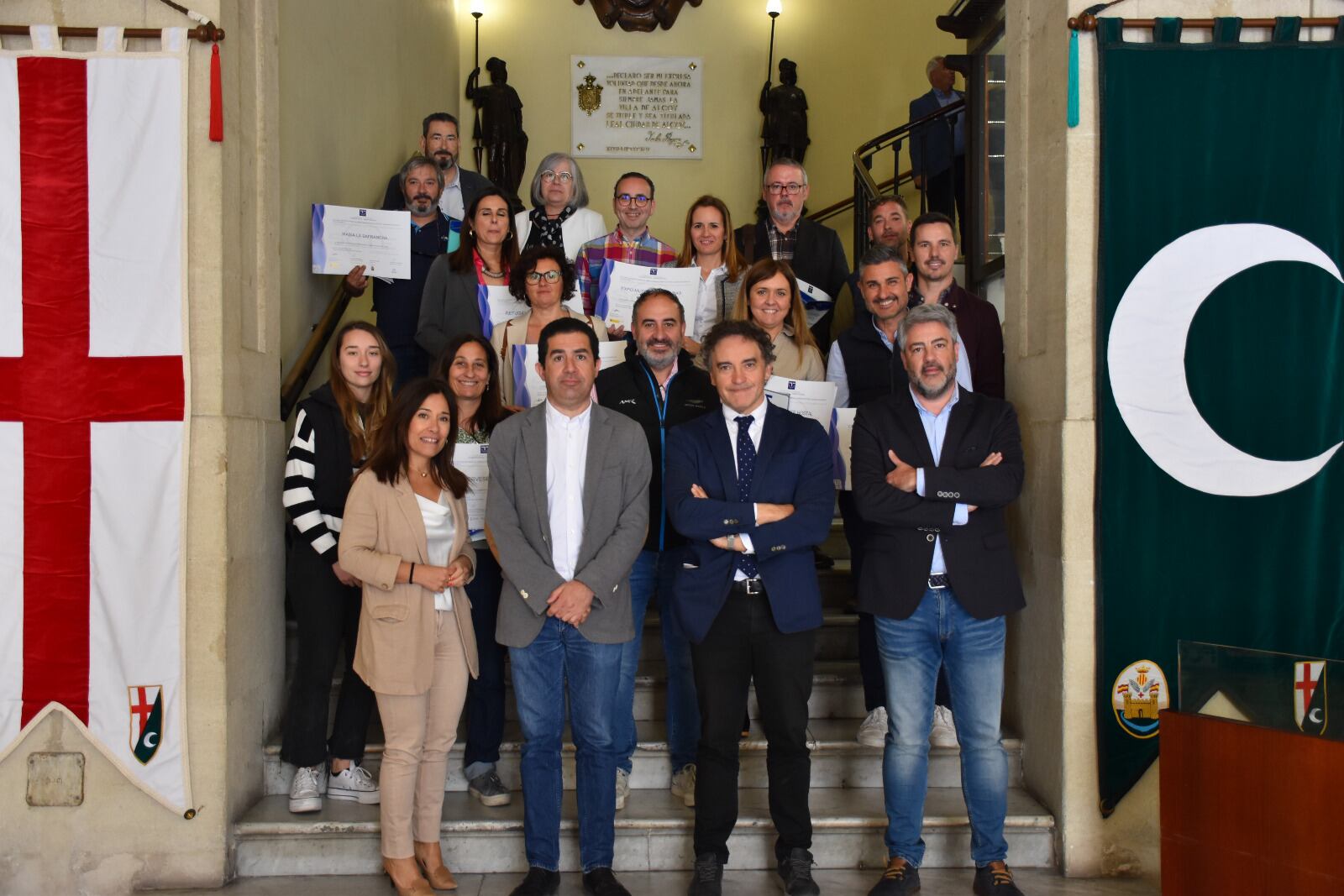 Los representantes de las empresas que recibieron el certificado Sicted junto a las  autoridades en el Ayuntamiento de Alcoy.