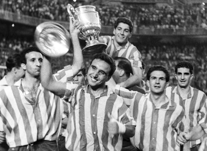 Los jugadores del Atlético de Madrid celebran la victoria por tres a uno frente al Real Madrid en la final de la Copa celebrada en el estadio Santiago Benabéu el 26 de junio de 1960.