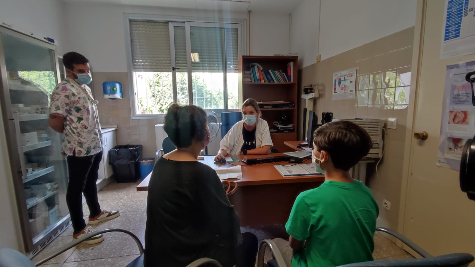 Óscar y su madre atendidos por la enfermera del Centro de Salud de la Fuensanta en Córdoba antes de recibir la vacuna contra la gripe