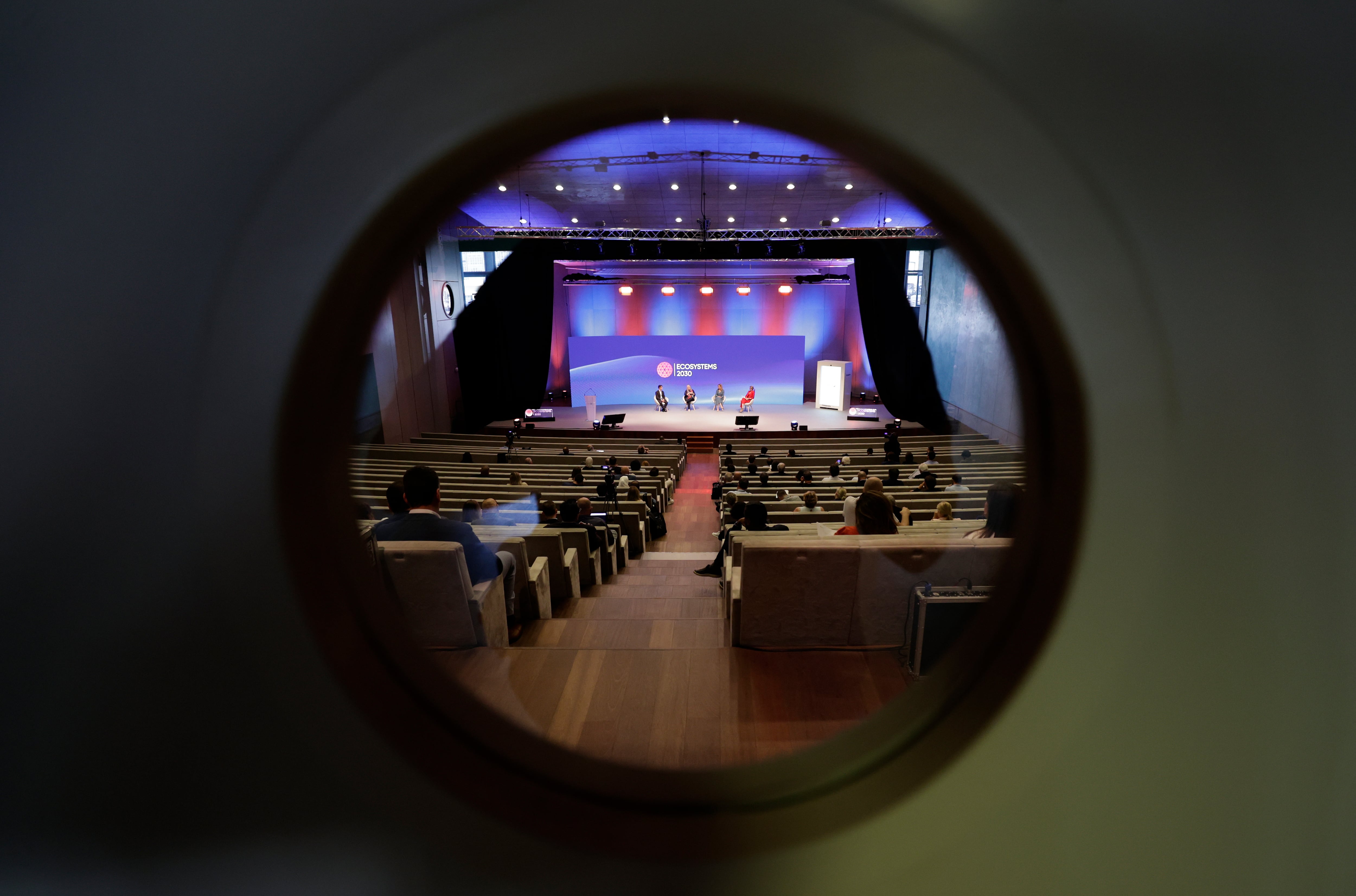 -FOTODELDÍA- A CORUÑA, 02/06/2022.- Vista de la apertura del foro Ecosystems 2030, este jueves en A Coruña. Más de medio centenar de ejecutivos de corporaciones como Google, Microsoft, Samsung o IBM se reúnen en Ecosystems 2030, un foro de dos días que mostrará cómo los sectores económicos deben unirse en forma de ecosistemas para adaptarse y anticiparse al futuro. EFE/Cabalar
