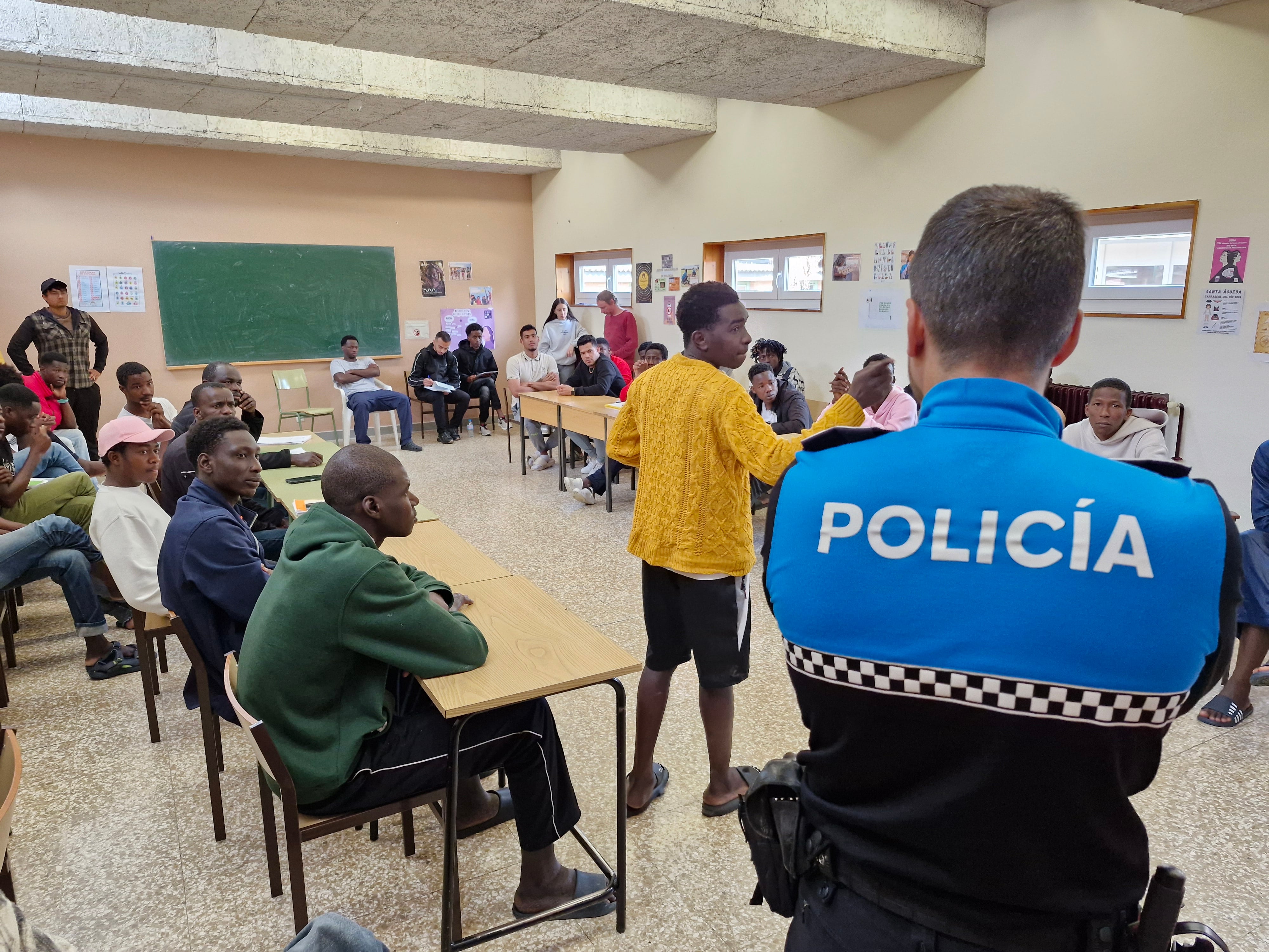 Charla de la Policía local en el centro de los Barnabitas en Palencia