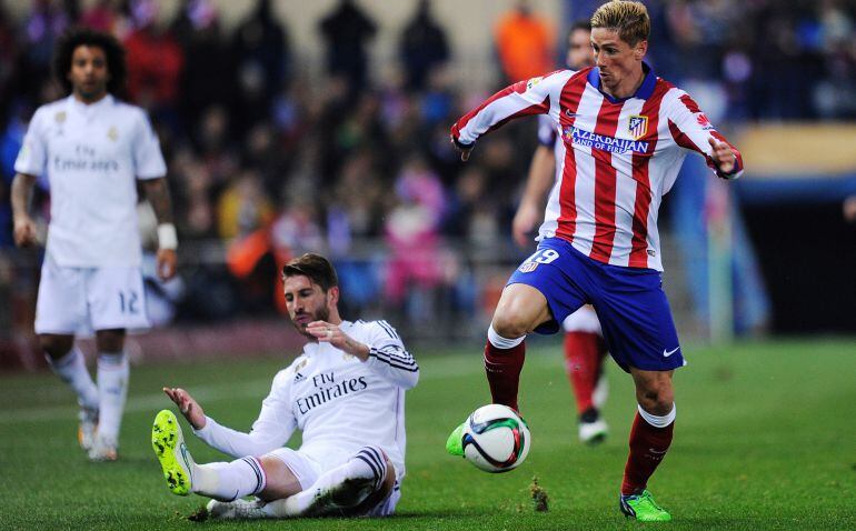 Torres se marcha con la pelota frente a Ramos
