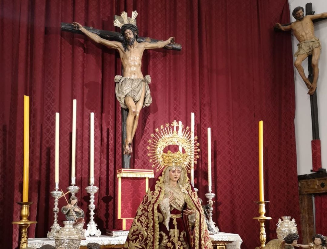 El Cristo de la Conversión del Buen Ladrón y Nuestra Señora de Montserrat, en el interior de su capilla