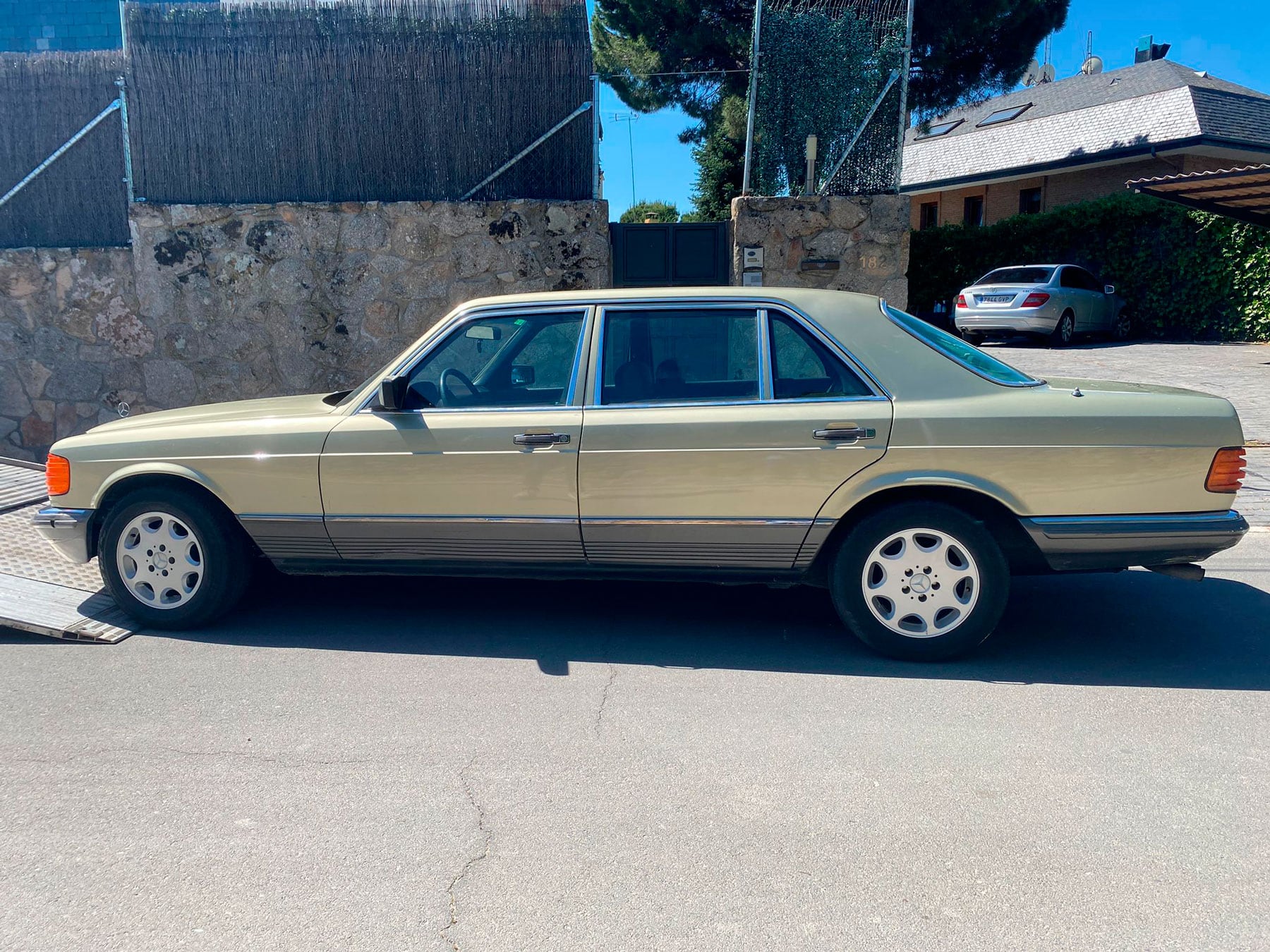 El Mercedes Benz de Camilo Sesto, ya está en Alcoy y será una de las piezas más importantes del museo