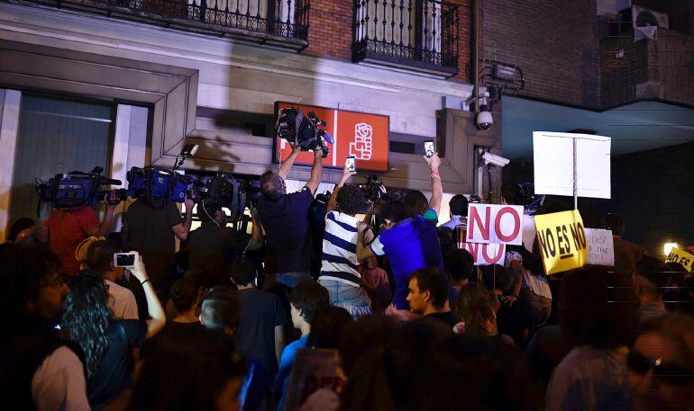 Ambiente en las puertas de la sede del PSOE en la madrileña calle Ferraz, tras conocerse que su líder, Pedro Sánchez, ha dimitido