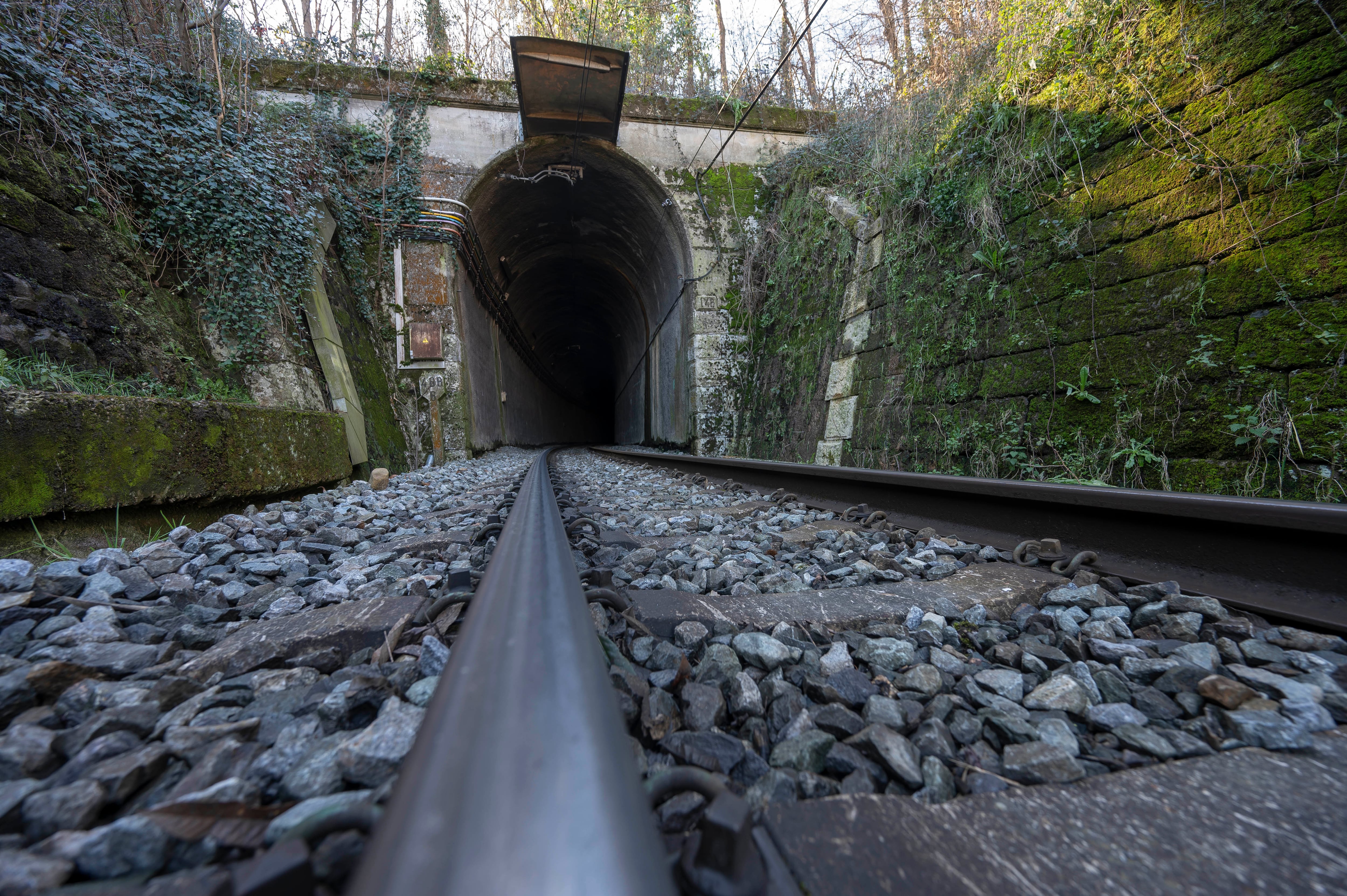 Vista del túnel junto a la estación de la localidad cántabra de Virgen de la Peña.