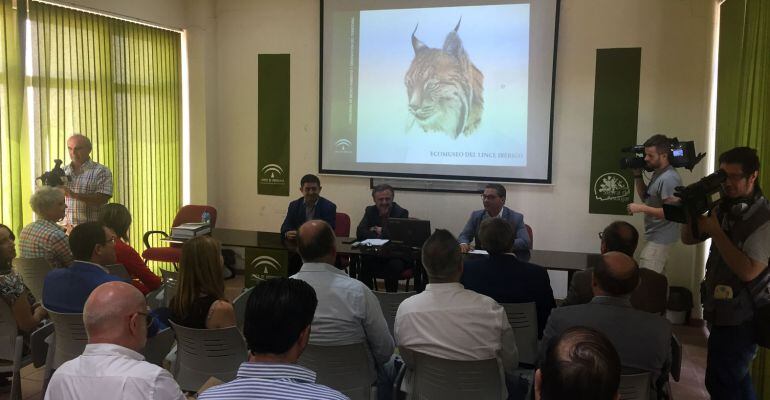 Autoridades políticas presentan detalles del centro de Interpretación del lince ibérico en Andújar.