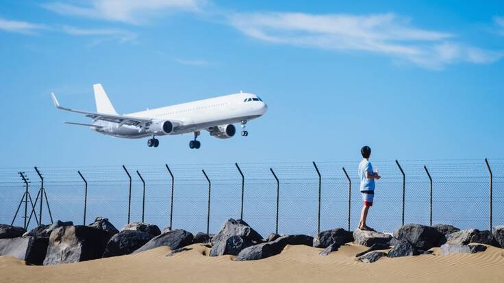La patronal mira a los "políticos y tertulianos" que piden menos turistas a mayor precio