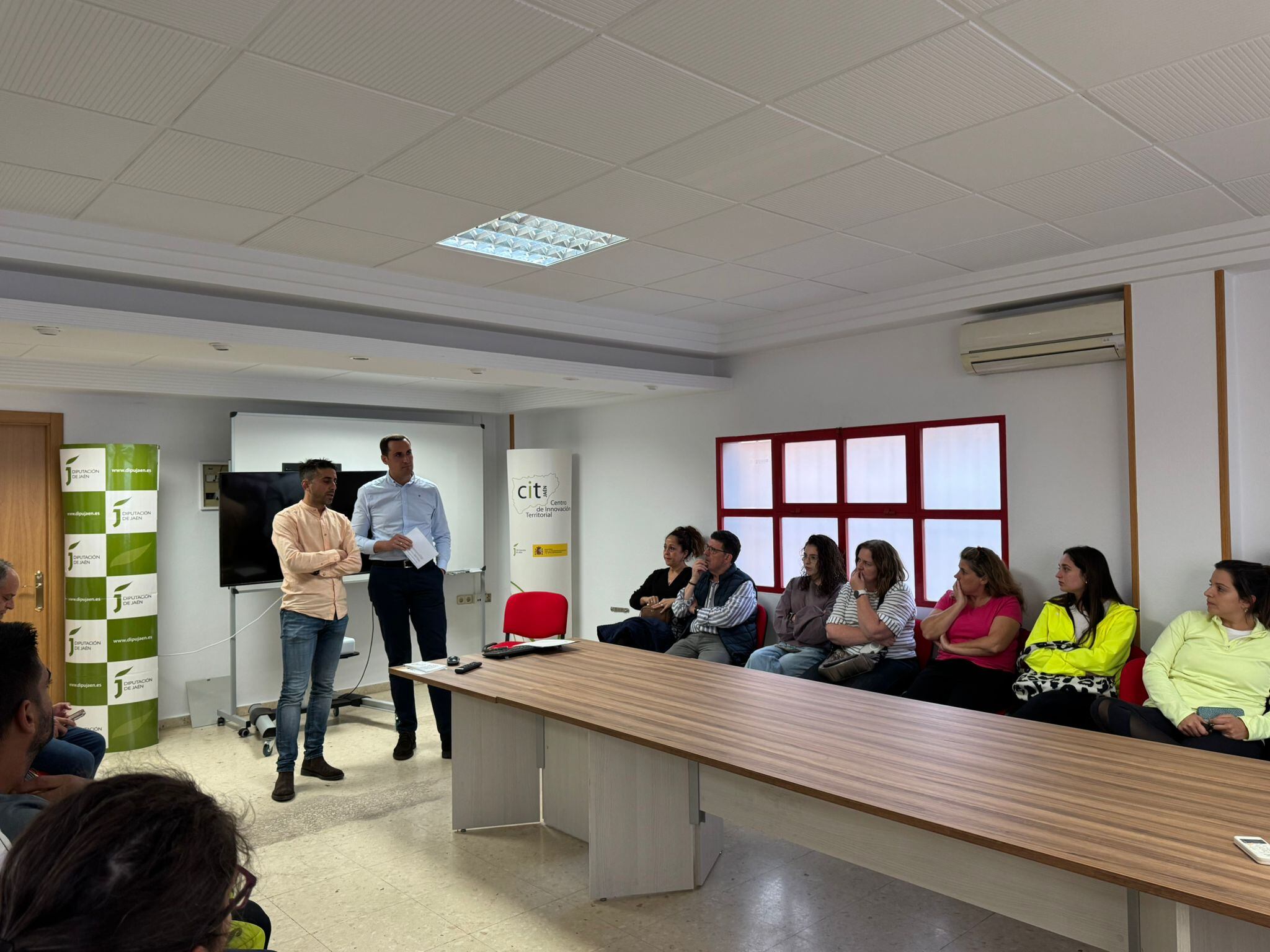 De izqda a dcha, el alcalde de Beas de Segura, José Alberto Rodríguez, y el vicepresidente primero de Diputación, Juan Latorre, durante la presentación de la línea de ayudas para adquirir viviendas en la Sierra de Segura.
