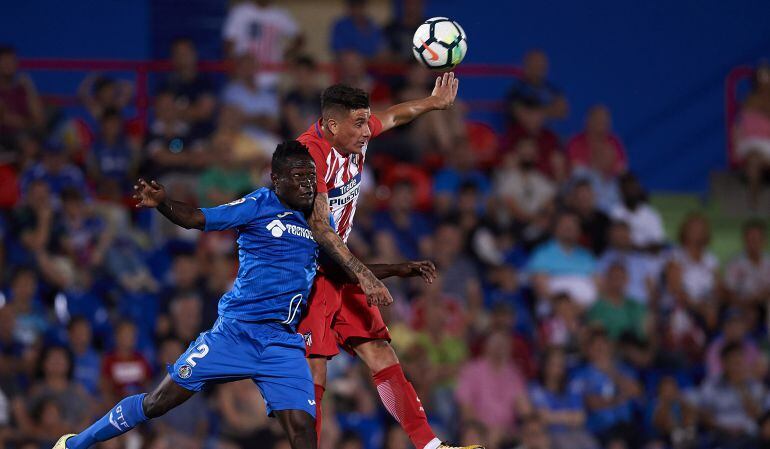 Djene Dakonam (i) y Jose Maria Gimenez pugnan por un balón en el amistoso entre Getafe y Atlético de este verano.