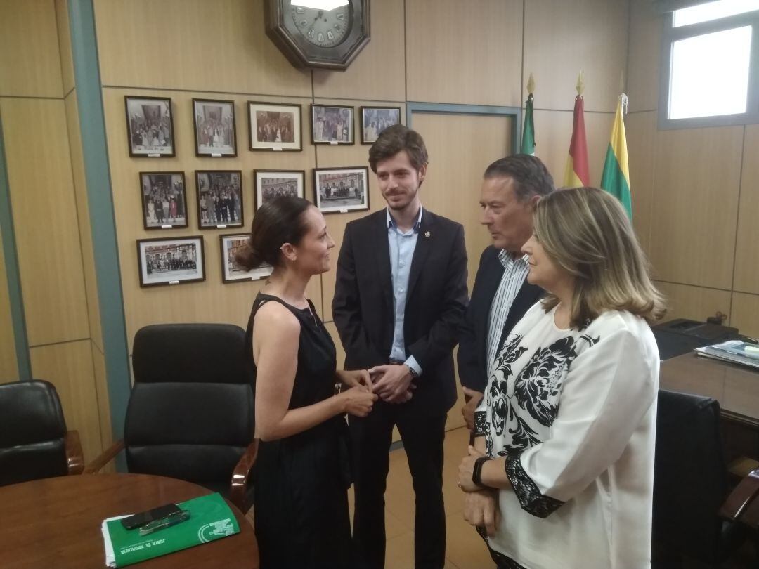 La delegada del Gobierno andaluz, Maribel Lozano, junto con Javier Bris, Raúl Caro y Ángeles Isac, en Alcaldía.