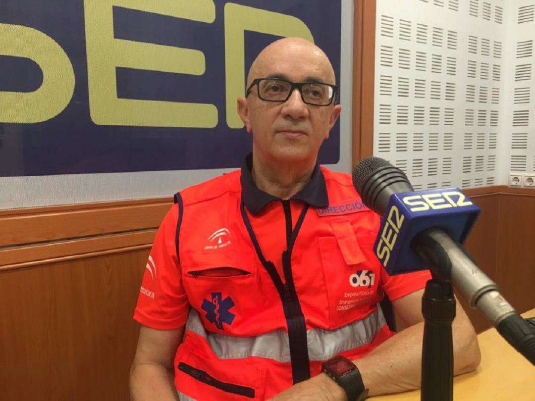 Antonio Mantero, director del 061 en Córdoba, en el estudio de Radio Córdoba Cadena SER