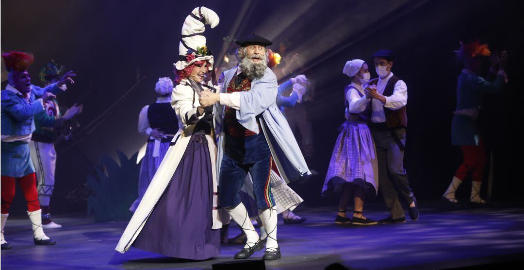 Olentzero hace su magia ante unos 2.500 niños en el Teatro Arriaga de Bilbao.