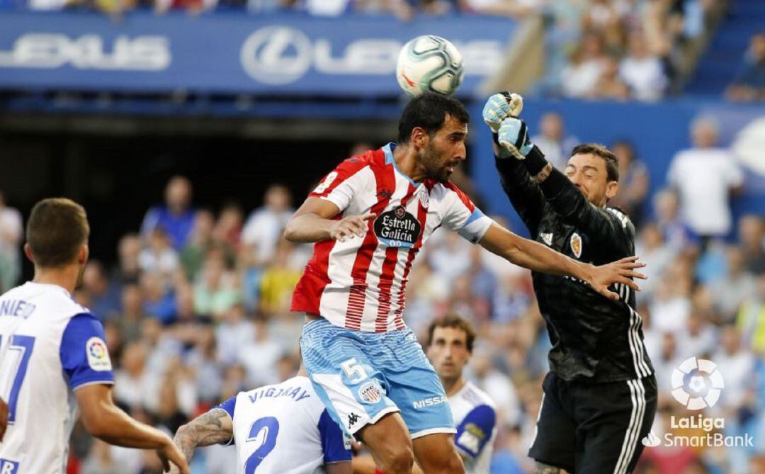 Cristian Álvarez despeja de puños un balón aéreo