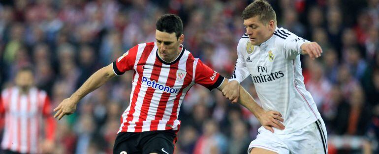 GRA312. BILBAO, 07/03/2015.- El centrocampista alemán del Real Madrid Toni Kross (d) intenta arrebatar el balón al delantero del Athletic Aritz Aduriz, durante el partido correspondiente a la jornada 26 de liga de Primera División disputado hoy en el estadio de San Mamés. EFE/LUIS TEJIDO.