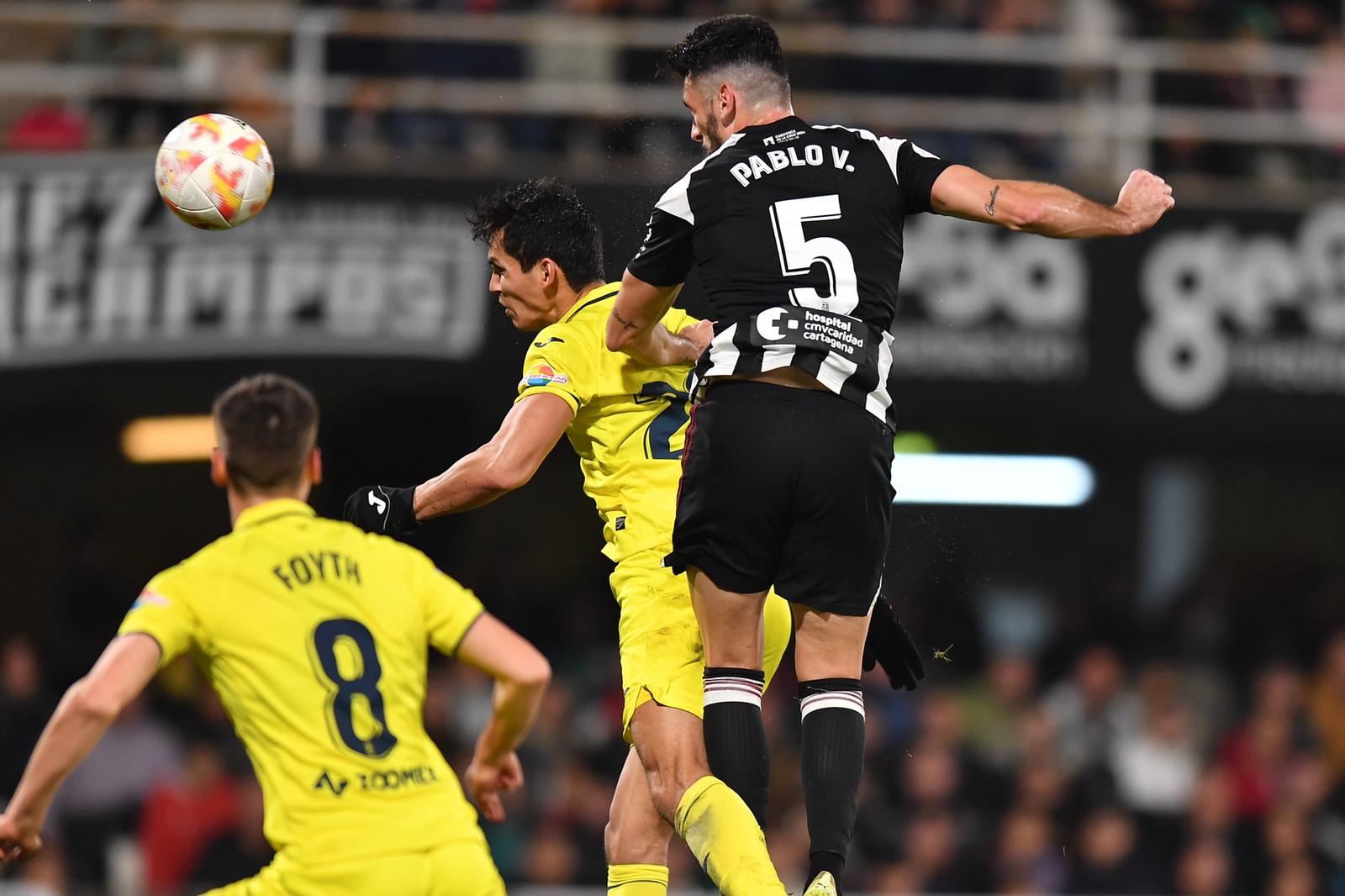 Pablo Vázquez cabecea el que sería el primer gol del partido