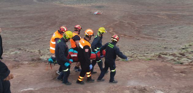 Traslado del herido al helicóptero.