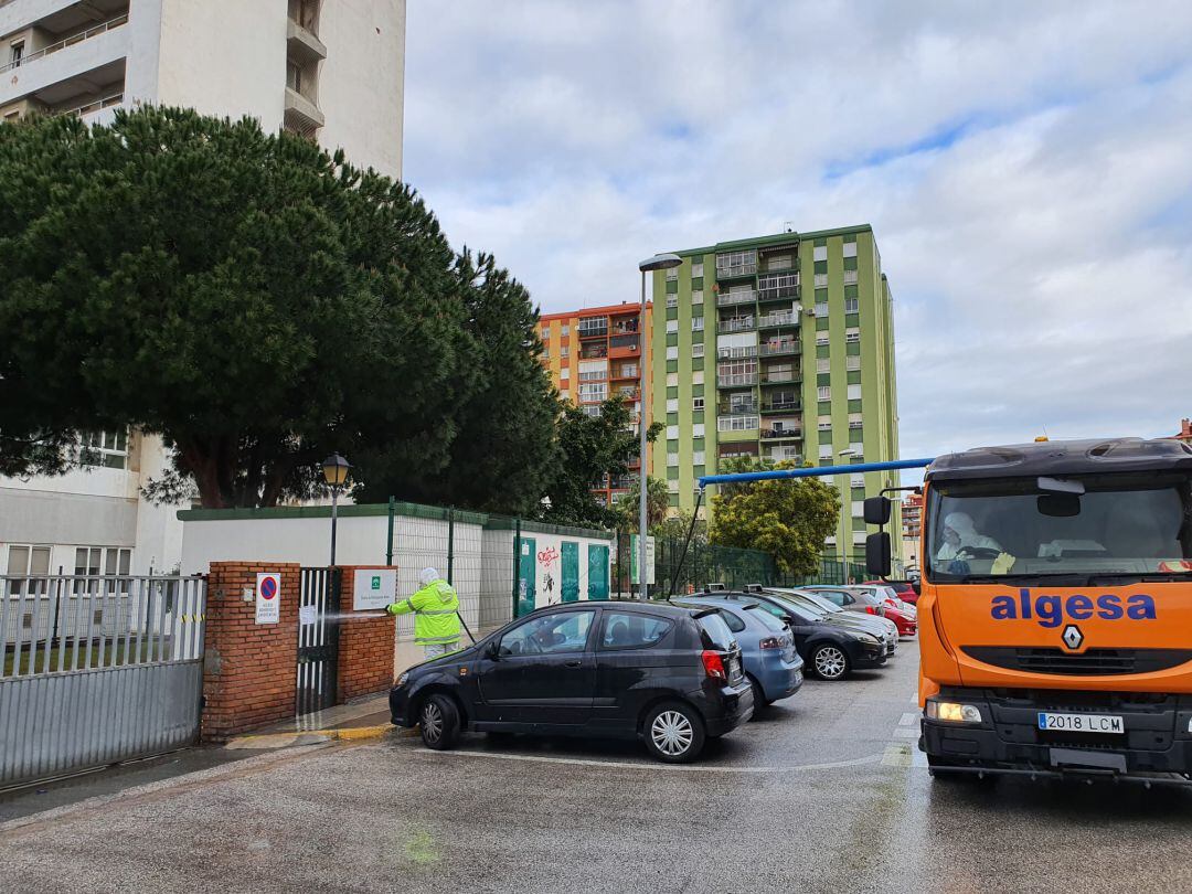 Un operario de Algesa en la residencia de mayores.