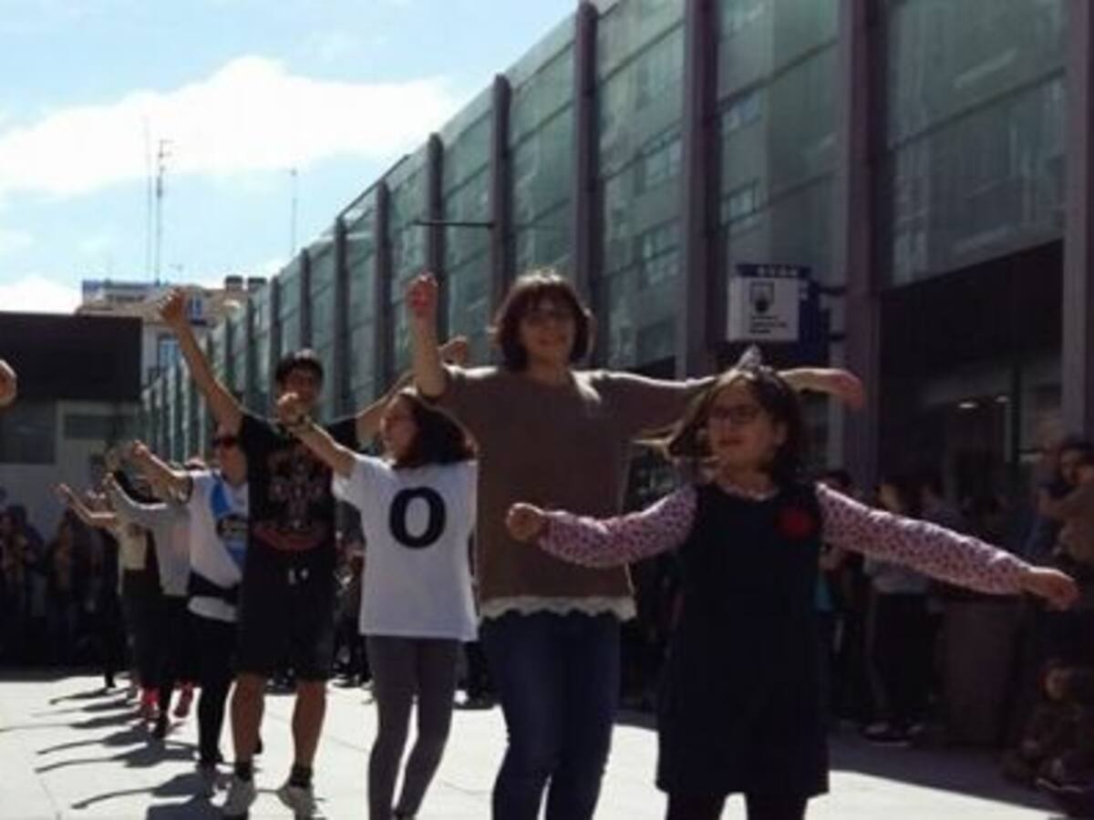 Bailar e tocar folclore, un xeito de lecer que volta á Coruña e á actualidade