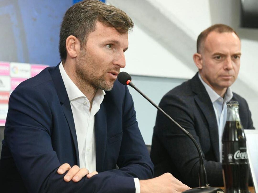 Lalo Arantegui junto al presidene del club Christian Lapetra el día de su renovación