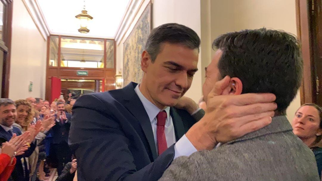 El líder del PSOE, Pedro Sánchez, saluda al secretario general del PSdeG, Gonzalo Caballero, tras la investidura 