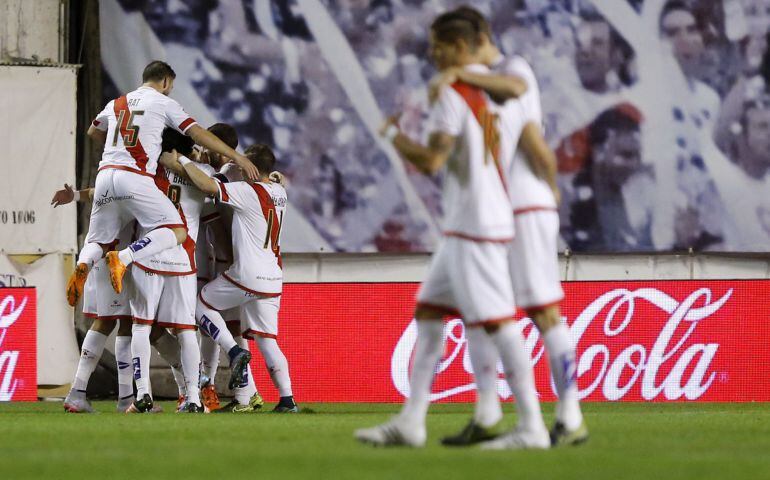 GRA369. MADRID, 07/11/2015.- Los jugadores del Rayo Vallecano celebran su primer gol ante el Granada, durante el partido de la undécima jornada de liga en Primera División que se disputa esta noche en el estadio de Vallecas. EFE/Mariscal