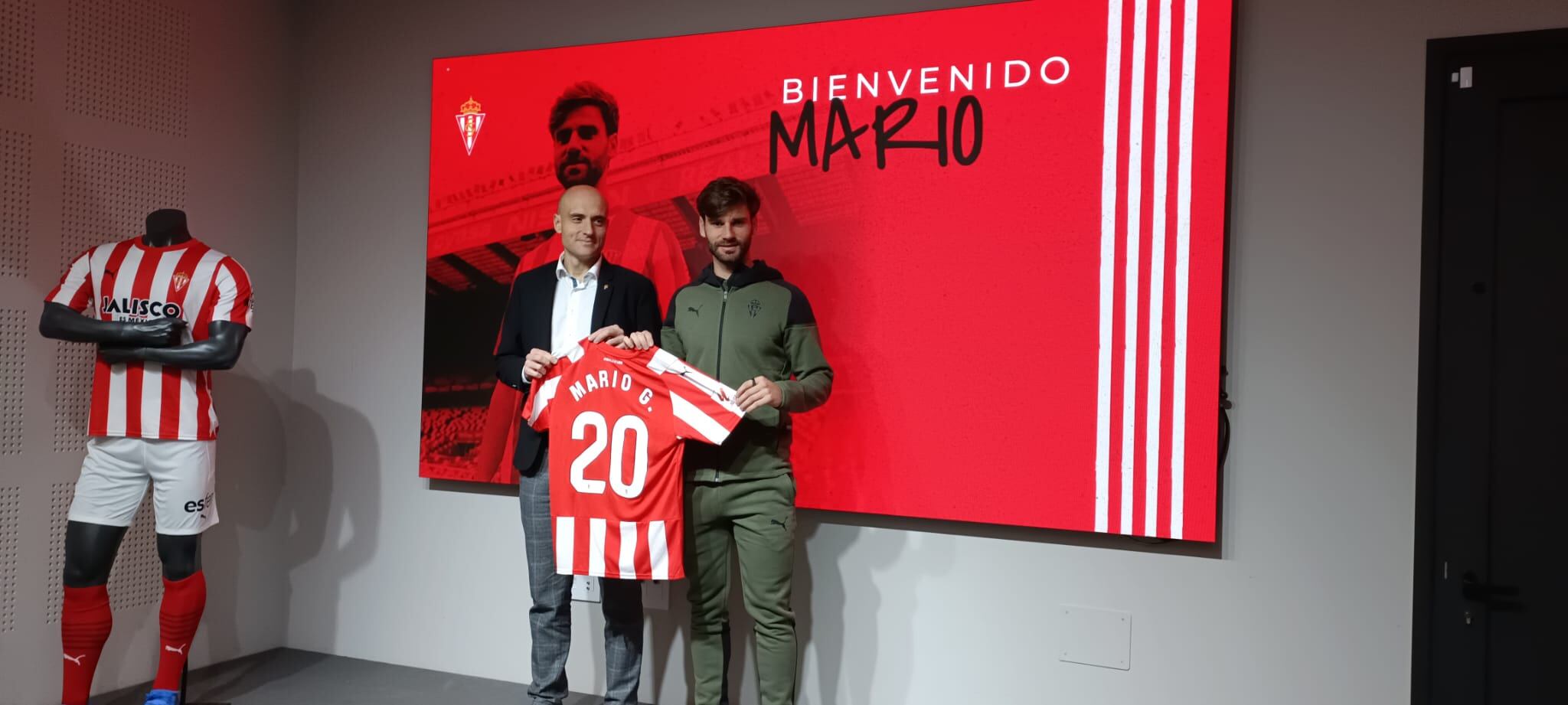 Mario González junto a David Guerra en la presentación del delantero como jugador del Sporting.