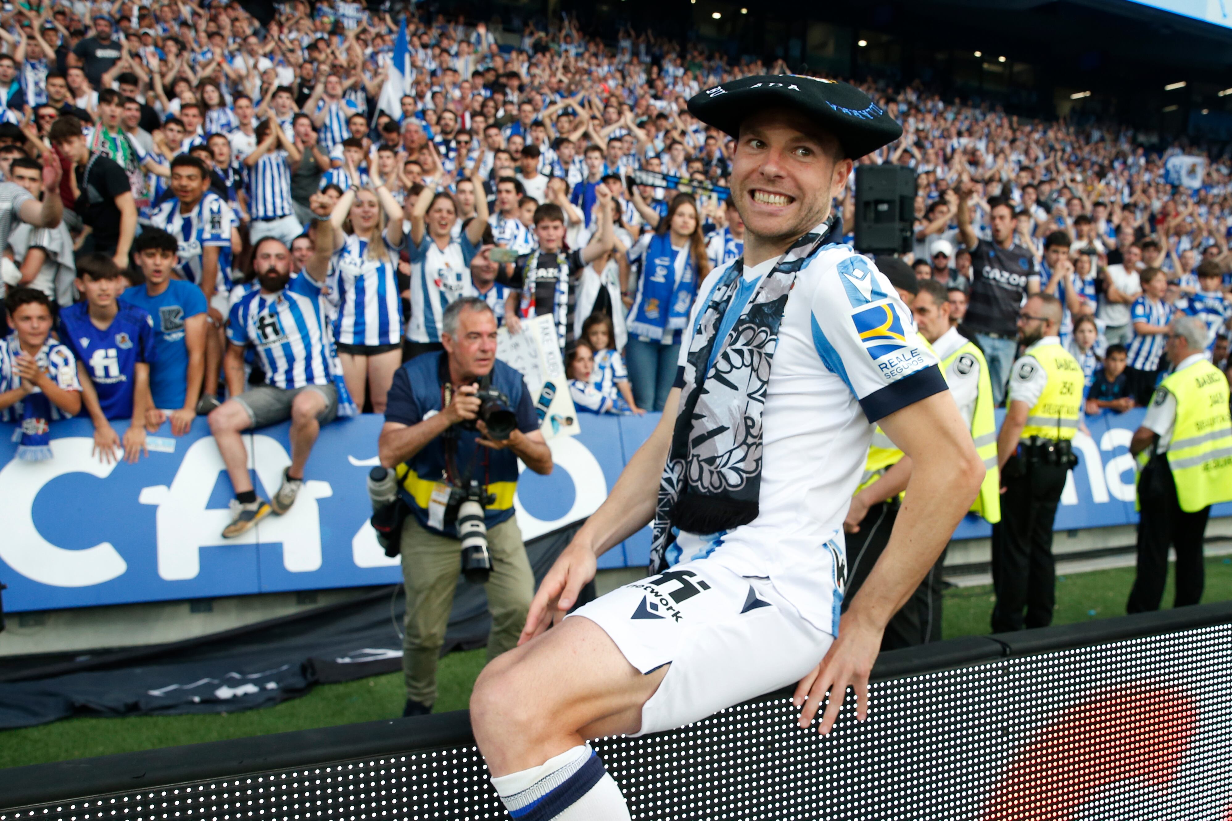 SAN SEBASTIÁN, 04/06/2023.- El jugador de la Real Sociedad, Asier Illarramente, durante el homenaje que ha recibido a la finalización del partido de la última jornada de Liga que Real Sociedad y Sevilla FC disputan hoy domingo en el Reale Arena de la capital donostiarra. EFE/Juan Herrero
