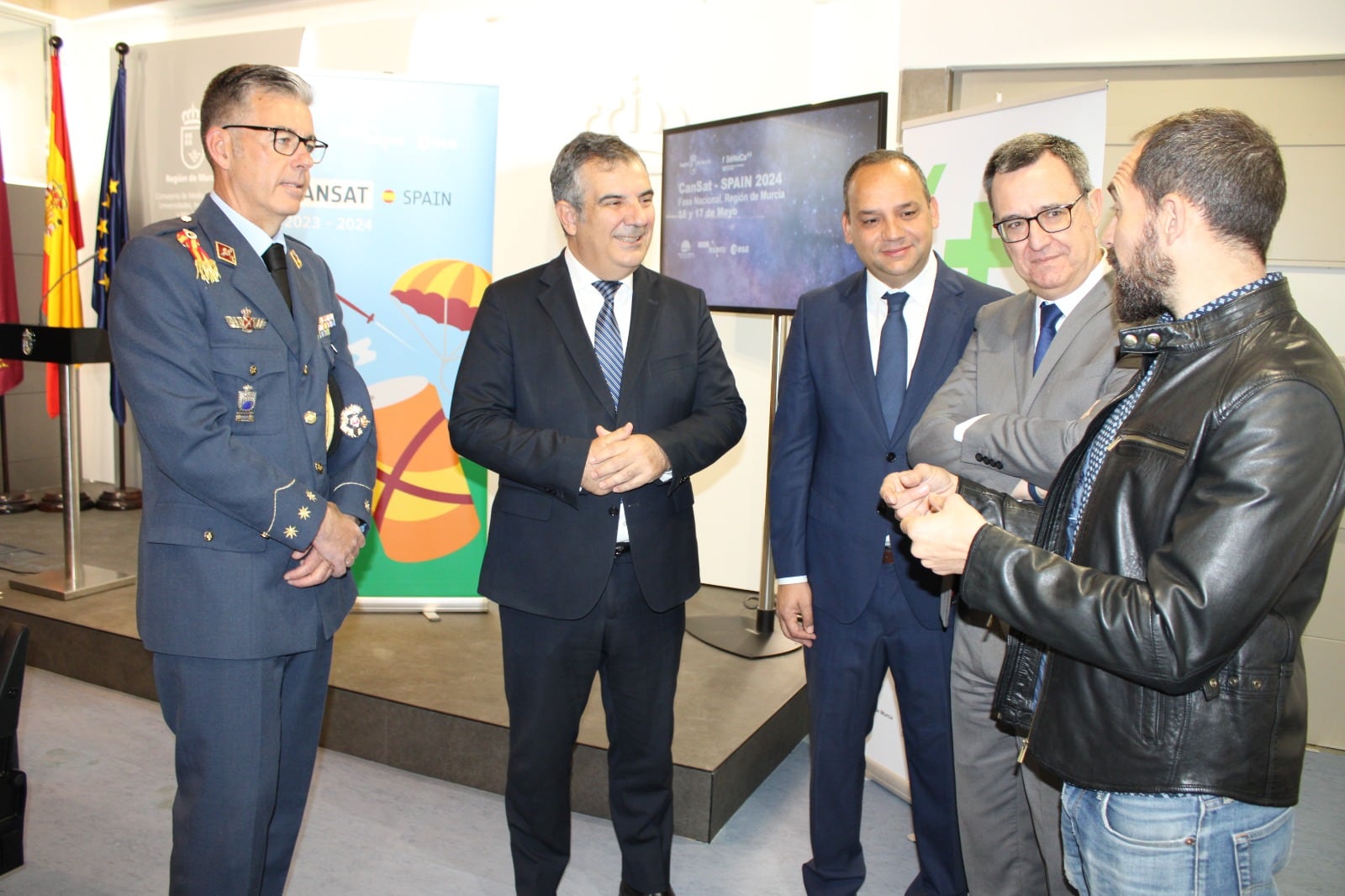 El coronel de la Base de Alcantarilla, Alberto José Lens (i), junto al consejero de Investigación, Juan María Vázquez (2i) y Manuel González (d) durante la presentación de CanSat