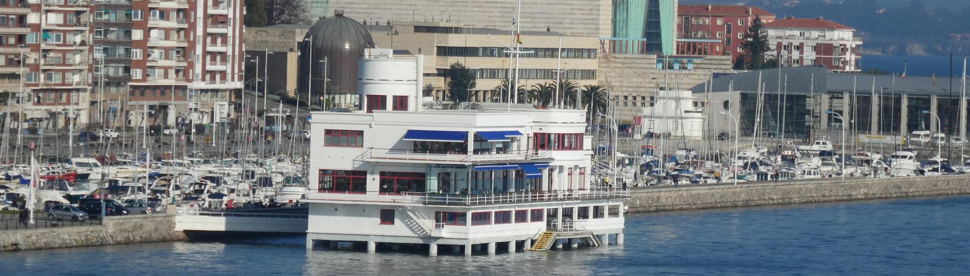 Archivo - Edificio del Real Club Marítimo de Santander en la bahía y junto a Puertochico - REAL CLUB MARÍTIMO DE SANTANDER