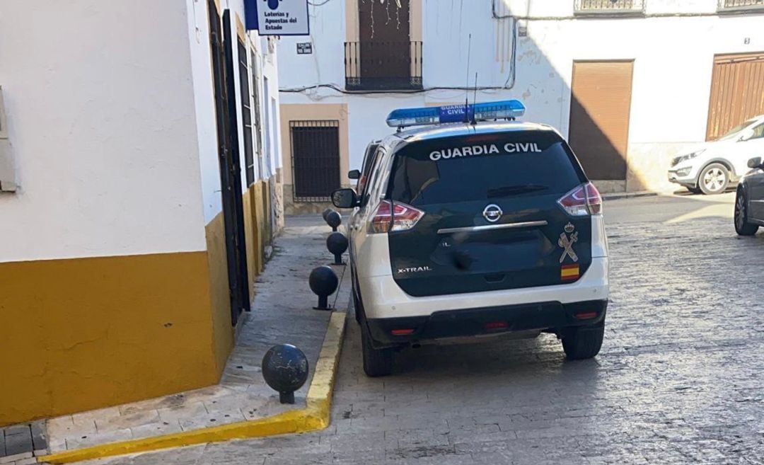 Guardia Civil en las puertas del estanco de Belmonte tras el robo